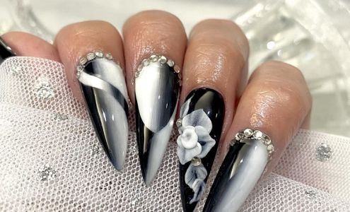 Deluxe Nails and Spa