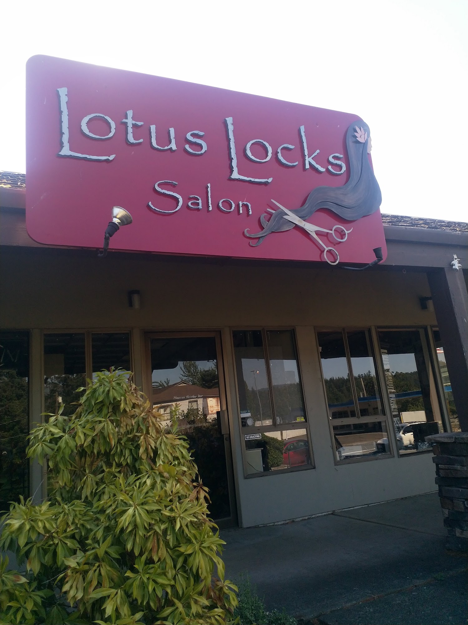 Lotus Locks 424 Wa Na Pa St, Cascade Locks Oregon 97014